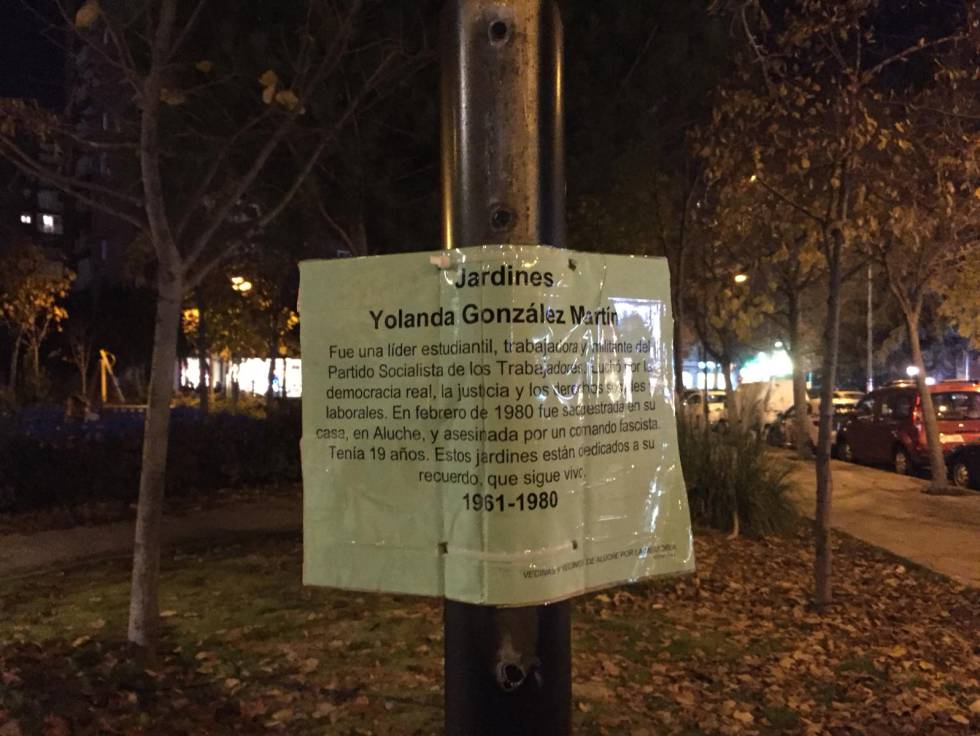 Un cartel en el parque.
