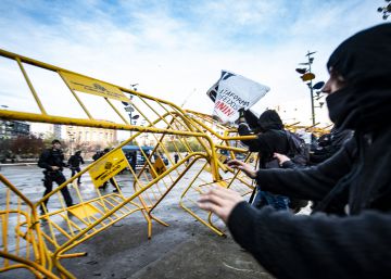 Un detenido y 15 ‘mossos’ heridos en el ataque contra una concentración a favor de la Constitución