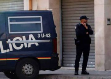 La policia investiga la mort a cops del primer president del col·lectiu gai Lambda a casa seva a València