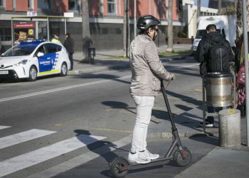 El 65% de los usuarios de los patinetes eléctricos conduce sin protección