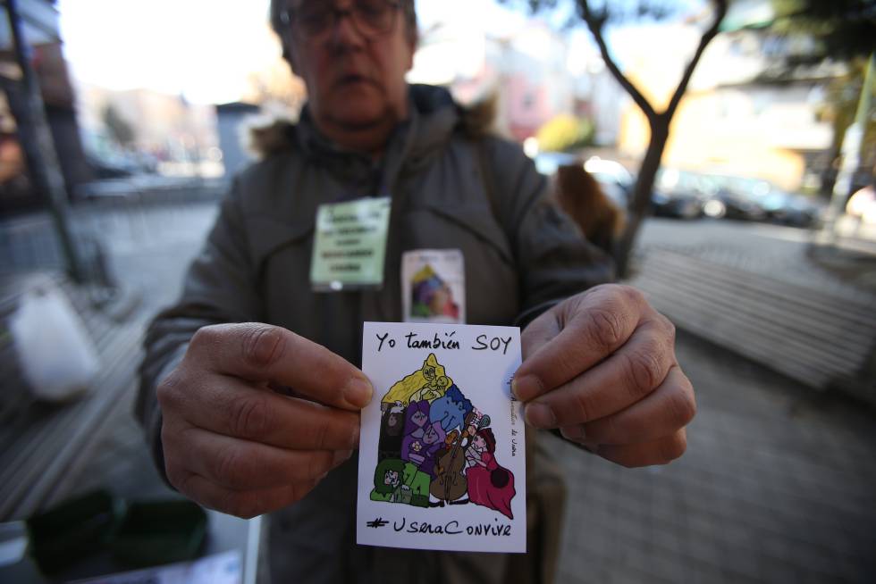 Pegatina por la igualdad distribuida en Usera.
