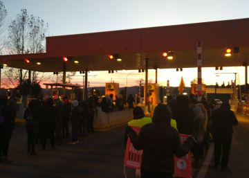 Los CDR levantan las barreras de peaje durante tres horas ante la pasividad de los Mossos