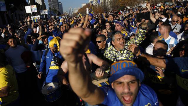 Aficionados del Boca esperan la final en Madrid.