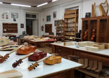 Vigo mantiene en suspenso el futuro de la única escuela de lutería antigua de España