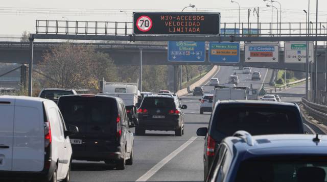 Paneles informativos sobre la restricción de velocidad.
