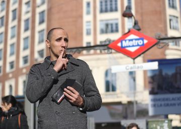 El mago que aprendió trucos robando en la calle