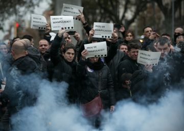 Los ‘mossos’ protestan cortando la Gran Vía por sus condiciones laborales