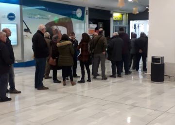 Colas en Correos para recoger la etiqueta ambiental de la DGT