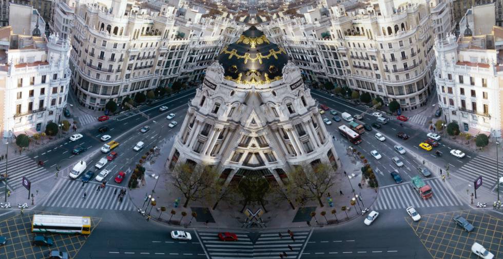 Imagen del edificio Metrópoli expuesta en la exposición 'Pongamos que hablo de Madrid'.
