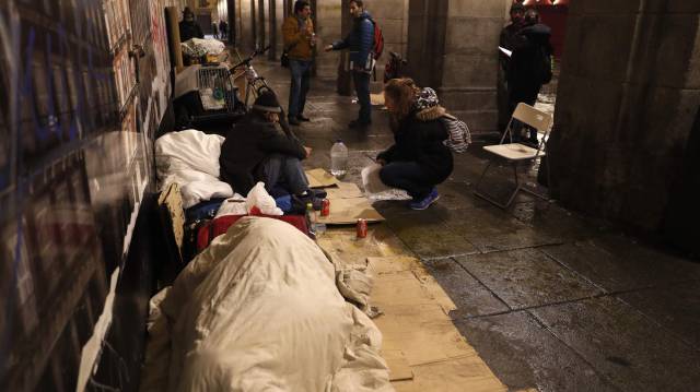 Una voluntaria con Antonio en la Plaza Mayor.