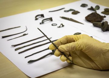 La Generalitat valenciana recupera 36 piezas expoliadas, entre ellas agujas y broches de hace 2.000 años