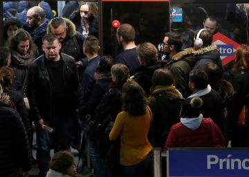 Metro disminuye los trenes en hora punta pese al aumento de viajeros