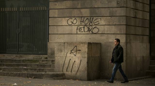 Pintadas contra Pedro Sánchez, presidente del Gobierno, en el edificio donde se celebrará el Consejo de Ministros en Barcelona.