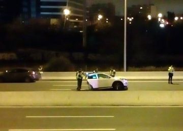 Un espectacular accidente de tráfico deja dos muertos y dos heridos de la misma familia en Madrid