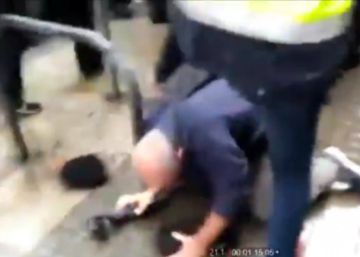Un policia que va clavar un cop de peu a un home l’1-O diu que va voler “apartar-lo”