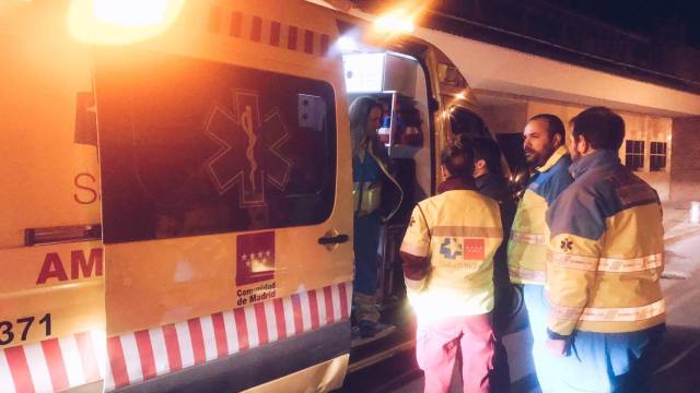 Sanitarios del Summa 112 atienden a la familia intoxicada en Griñón.