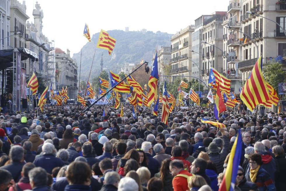Manifestants davant de l'estació de França de Barcelona, a pocs metres de la Llotja de Mar.
