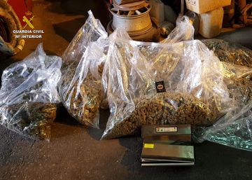 La marihuana sale por La Jonquera oculta en maletas de autobuses