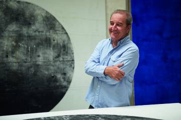 El artista Riera i Aragó, junto a una de sus obras.