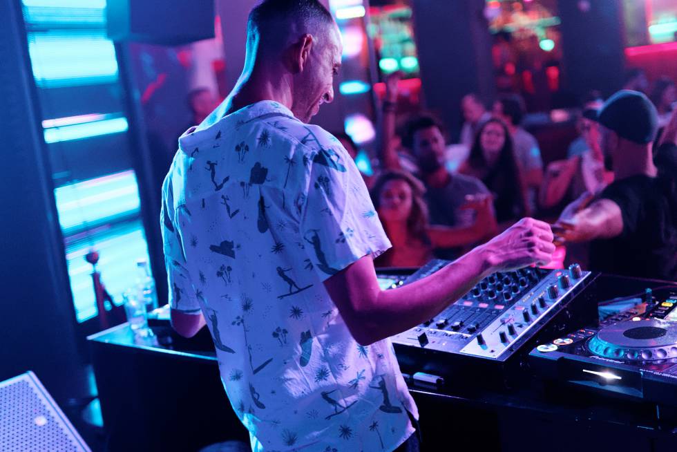 Un dj pinchando en el Café Berlín.