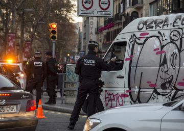 Detingut per xocar contra el dispositiu antiterrorista de La Rambla amb una furgoneta robada