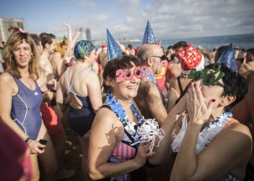 Multitudinari primer bany de l’any a la platja de la Barceloneta