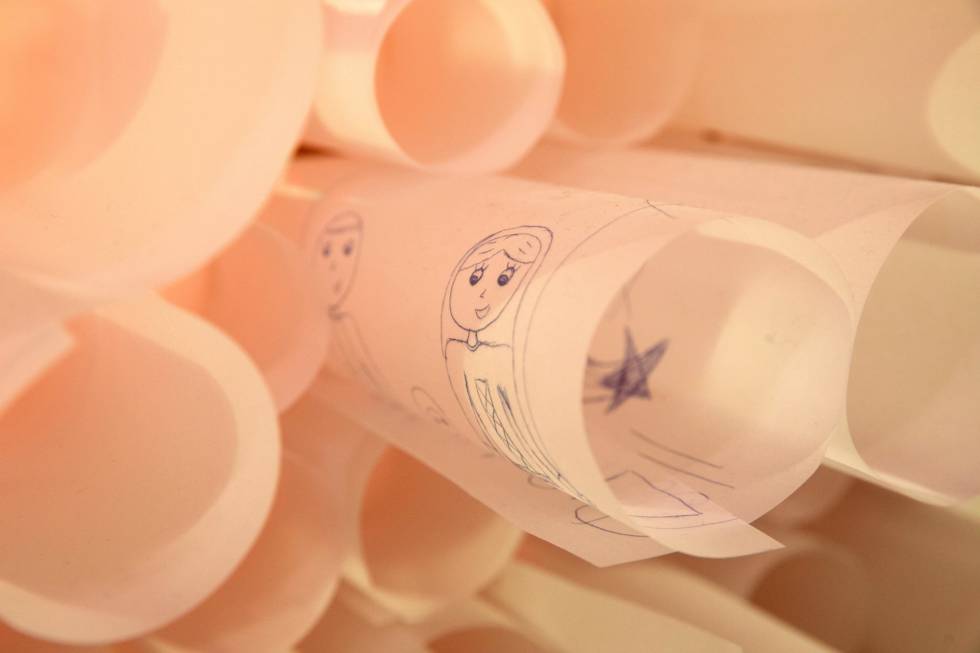 Unas carrozas de Reyes decoradas con las cartas de los madrileños