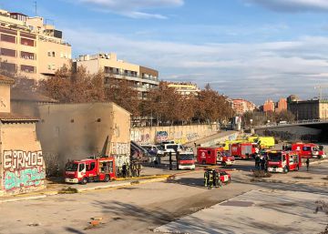 Quatre ferits després d’incendiar-se la Torre del Fang a Barcelona