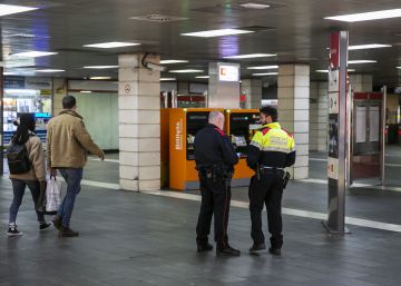 Desallotjats els manters del vestíbul de l’estació de la plaça Catalunya de Barcelona
