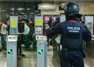 Nuevo desalojo de manteros en plaza Catalunya