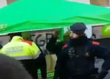 Los Mossos protegen un ‘stand’ de Vox en Sitges ante las protestas de un centenar de personas