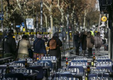 El rendible negoci de les terrasses: un euro al dia per taula a la Barceloneta