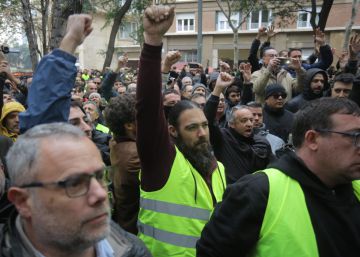 Els taxistes bloquegen el centre de Barcelona contra el decret sobre Uber i Cabify