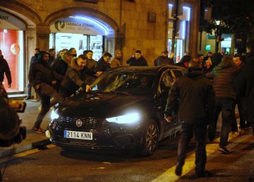 La protesta dels taxistes a Barcelona deriva en agressions a conductors de VTC i periodistes