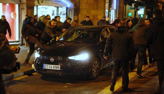Un grupo de taxistas causa desperfectos a un coche de Cabify.