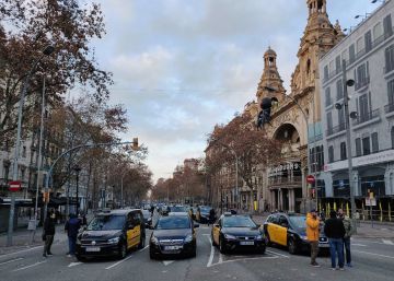 Els taxistes continuen ocupant la Gran Via de Barcelona contra la regulació dels VTC