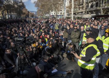 Tensión durante la protesta de taxis en Barcelona