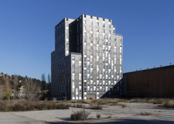 Un edifici enorme, mig buit, fred i que porta mala sort