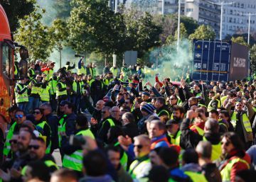 Colau pressiona el Govern perquè blindi el sector del taxi
