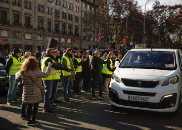 Uber i Cabify amenacen deixar Barcelona per les cessions al taxi