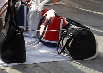 Bolsos y ropa, lo más comprado en el ‘top manta’