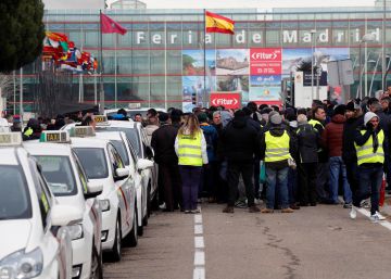 La gran fiesta del sector del turismo comienza bajo el asedio taxista