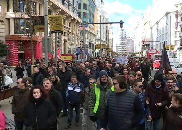 Taxistas marchan por la Gran Vía de Madrid.