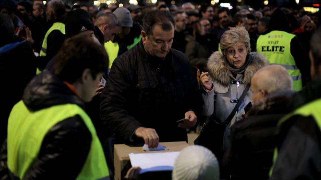 Los taxistas votan si continúan o no la huelga.
