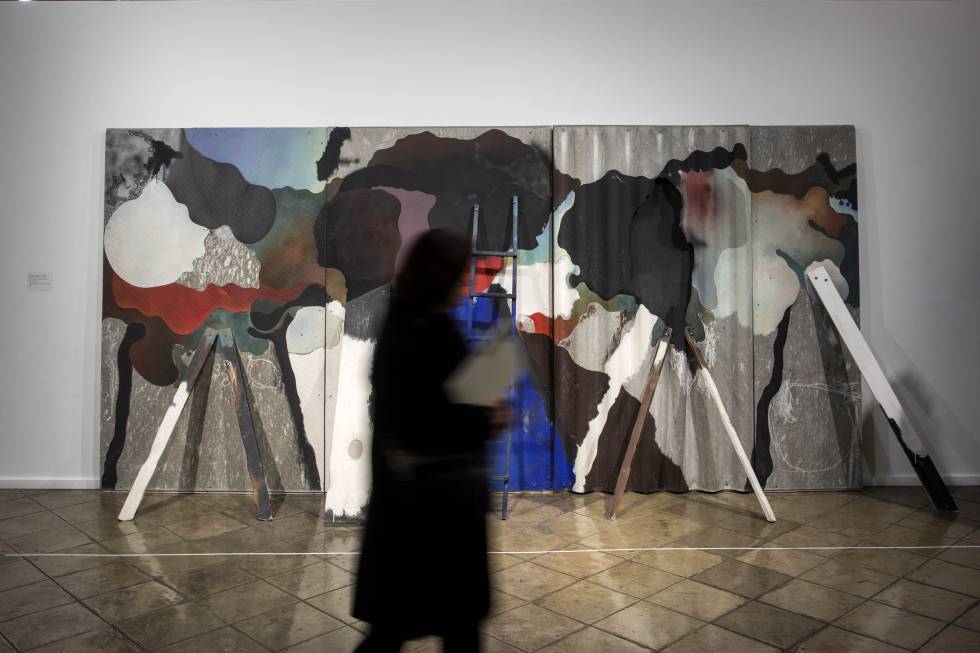 La obra que ha prestado el Reina Sofía, 'El gran retorn', creada en 1971 con uralita.
