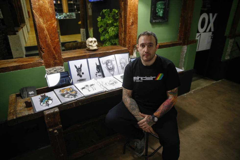 Alfonso Ramos, dueño de La Mano Zurda, en el salón de la cadena en el barrio de Sol, en Madrid