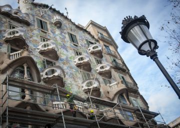 La Casa Batlló ‘neteja’ la façana després de 19 anys