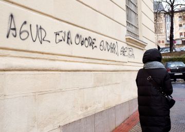 Aparecen pintadas en honor a un expreso de ETA en el Memorial de
Víctimas de Vitoria