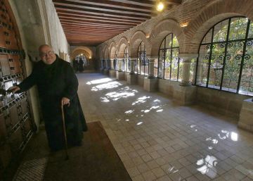 Montserrat lava la cara al atrio y al claustro de Puig i Cadafalch