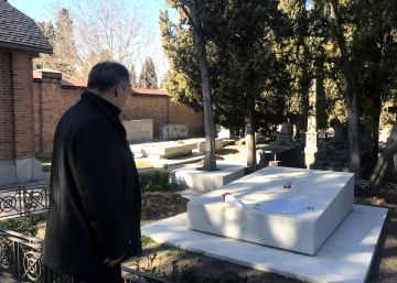 Flores contra las pintadas en las tumbas de La Pasionaria y Pablo Iglesias